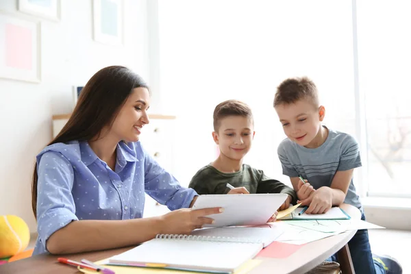 Söta lilla barn med lärare i klassrummet i skolan — Stockfoto