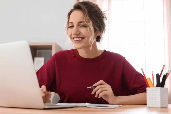 Giovane donna che lavora con il computer portatile alla scrivania. Ministero degli Interni — Foto Stock