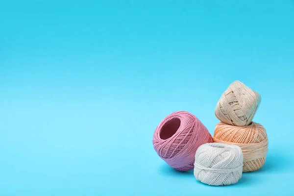 Різні швейні нитки на кольоровому фоні — стокове фото