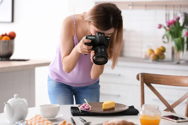 Jovem blogueiro tira foto de comida na cozinha — Fotografia de Stock