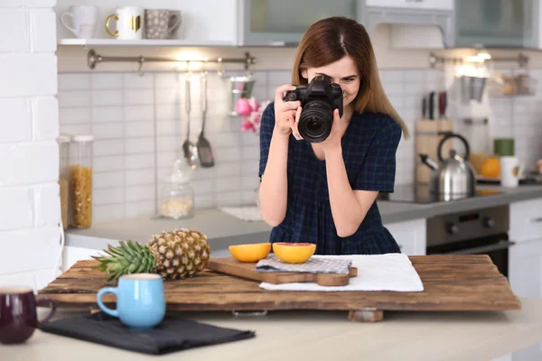 Jovem blogueiro tira foto de comida na cozinha — Fotografia de Stock