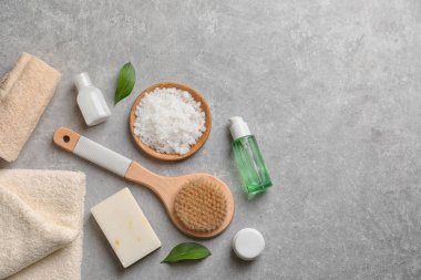 Spa kozmetik ve havlu gri arka plan üzerinde düz yatıyordu kompozisyonu