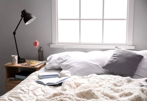 편안한 침대와 함께 세련 된 인테리어 — 스톡 사진