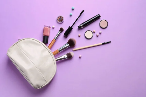 Produtos de maquiagem com saco cosmético no fundo de cor — Fotografia de Stock