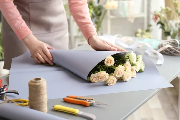 Fiorista femminile che crea bouquet sul posto di lavoro — Foto Stock
