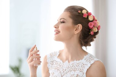 Arka plan bulanık parfüm şişe güzel genç gelin