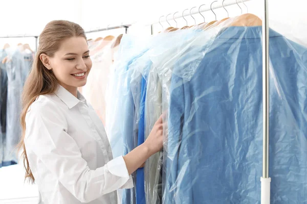 Werknemer die werkt op droog-cleaner — Stockfoto