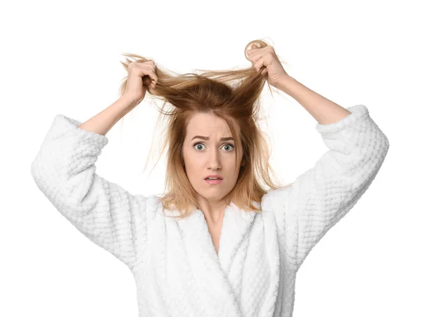 Mujer joven con problemas de pérdida de cabello sobre fondo blanco — Foto de Stock