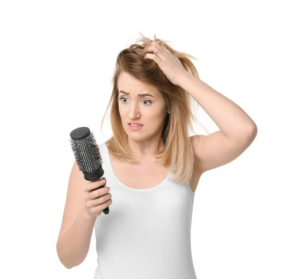 Mujer joven con problemas de pérdida de cabello sobre fondo blanco — Foto de Stock