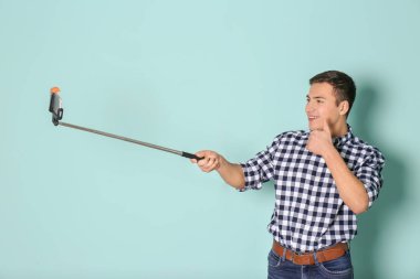 Yakışıklı delikanlı selfie renk arka plan karşı alarak