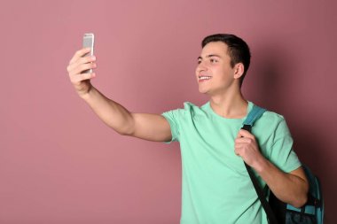 Yakışıklı delikanlı selfie renk arka plan karşı alarak