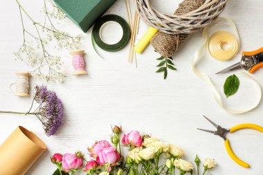 Ahşap arka plan, üstten görünüm üzerinde Çiçek çiçekçi ekipmanla