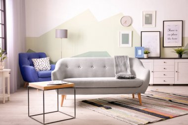 Güzel salon iç rahat kanepe ile