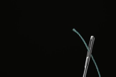 Siyah arka plan, closeup üzerine dikiş ipliği ile iğne