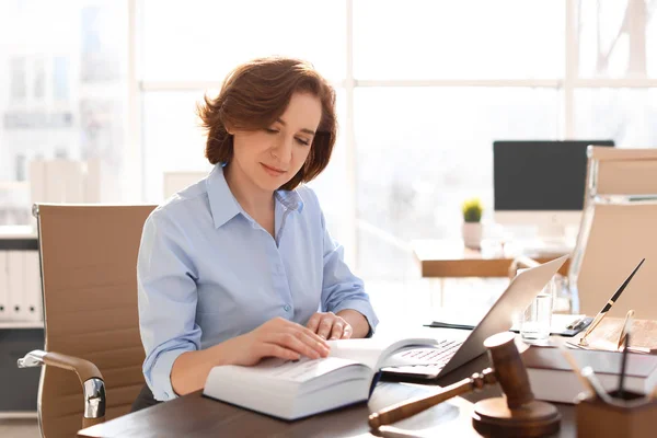 Kobiece prawnika pracy przy stole w biurze — Zdjęcie stockowe