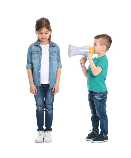 Adorables niños pequeños con megáfono sobre fondo blanco —  Fotos de Stock