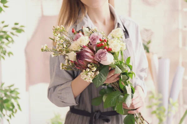 Kvinnliga florist med vacker bukett på arbetsplatsen — Stockfoto