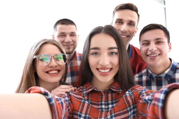 Amigos felizes tomando selfie dentro de casa — Fotografia de Stock