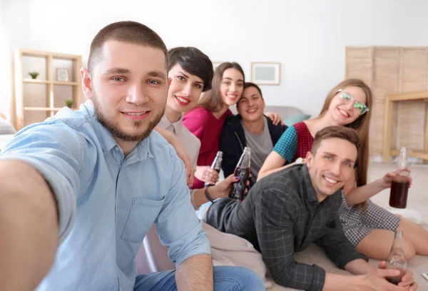 Glada vänner tar selfie inomhus — Stockfoto