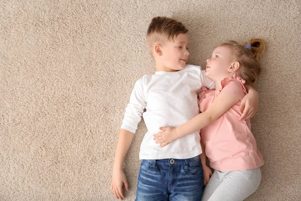 居心地の良いカーペット、自宅で横になっているかわいい子供たちトップ ビュー — ストック写真