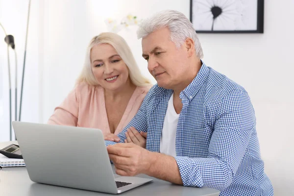 Pareja Madura Pensando Pago Pensión Casa —  Fotos de Stock