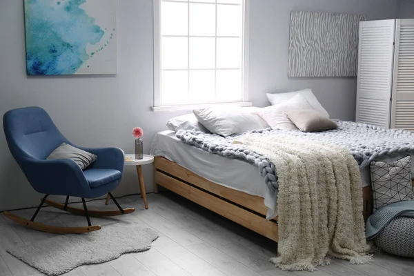 Stijlvolle interieur met comfortabel bed — Stockfoto