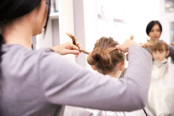 Professionelle Friseurin Arbeitet Mit Kleinen Mädchen Salon — Stockfoto