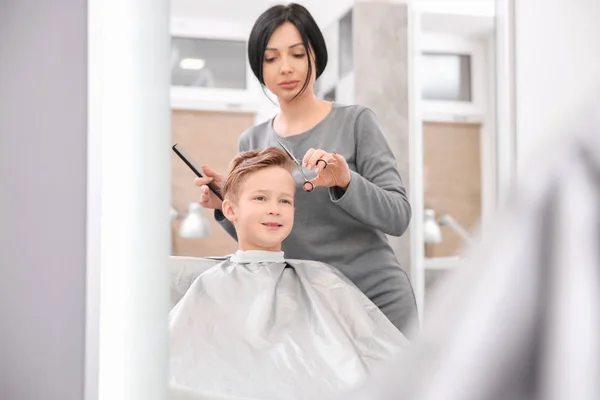 プロの女性美容師がサロンで男の子と作業 — ストック写真
