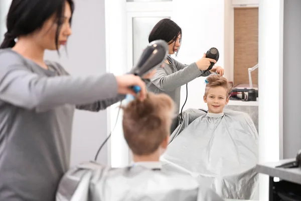 Professionelle Friseurin Arbeitet Mit Kleinem Jungen Salon — Stockfoto