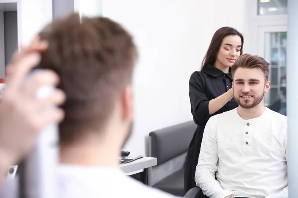 Profesionální Kadeřník Ženské Práce Klientem Salonu — Stock fotografie