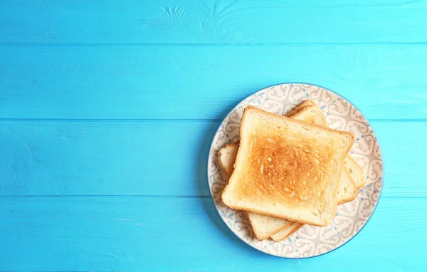木製の背景、トップ ビューでパンのトースト プレート — ストック写真