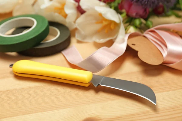 Floristería lugar de trabajo con cuchillo en la mesa —  Fotos de Stock