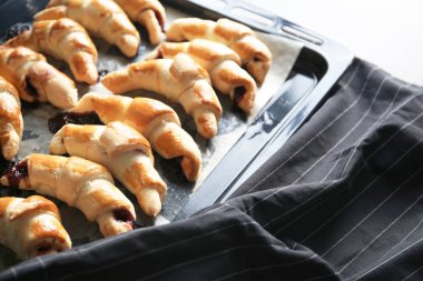 Masada sac pişirme üzerinde lezzetli ay çöreği