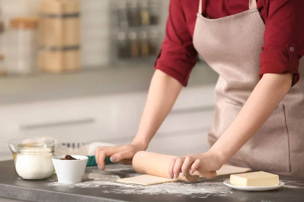 Жінка готує тісто на столі на кухні, крупним планом — стокове фото
