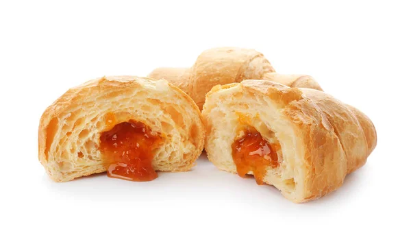 Deliciosas croissants con mermelada sobre fondo blanco — Foto de Stock