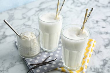Gözlük milkshake ve açık renkli lezzetli vanilyalı dondurma ile