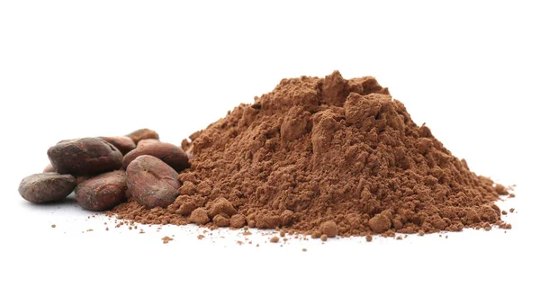 Какао порошок и бобы на белом фоне — стоковое фото