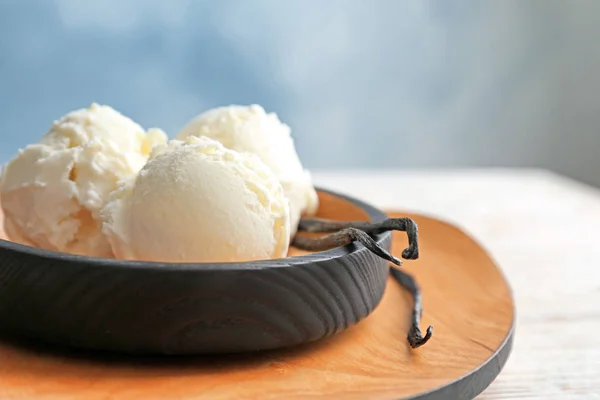 Piatto con gustoso gelato alla vaniglia in tavola — Foto Stock