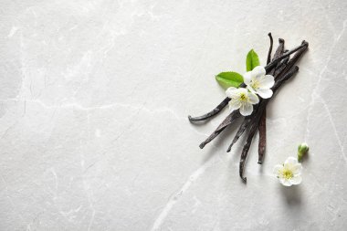 Vanilya çubukları ve açık renkli çiçekler