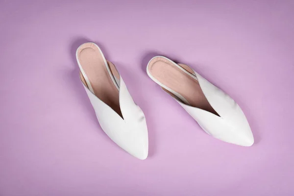 Kvinnliga skor på färg bakgrunden, ovanifrån — Stockfoto