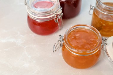 Tablo farklı tatlı reçelli kavanoz