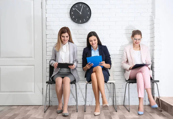 Mujeres jóvenes esperando entrevista de trabajo, en interiores —  Fotos de Stock