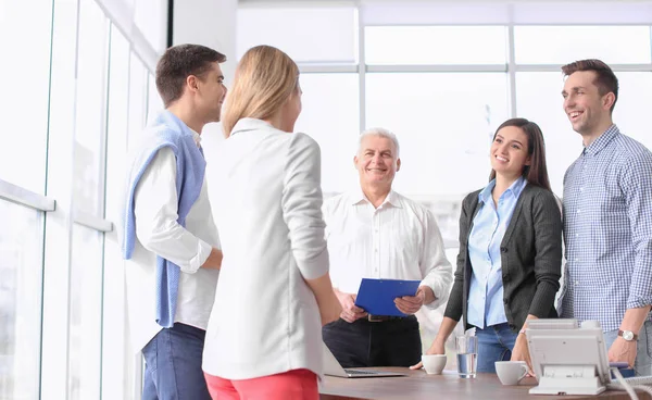 Comissão de Recursos Humanos realizando entrevista de emprego com candidato no cargo — Fotografia de Stock