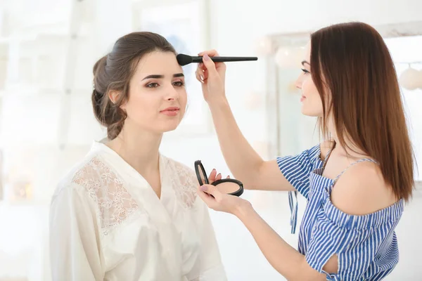 Maquilleuse Professionnelle Travaillant Avec Une Jeune Femme Dans Salon — Photo