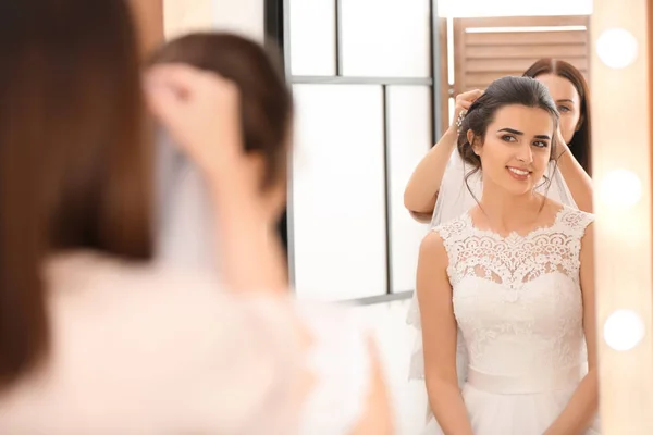 专业美发师与年轻新娘在沙龙工作 — 图库照片