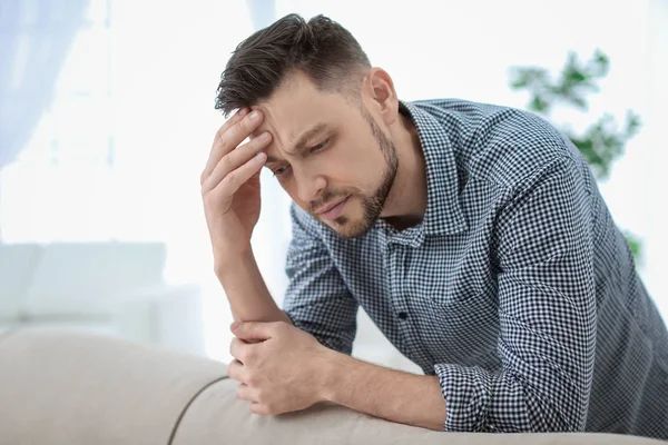 Hombre que sufre de dolor de cabeza en casa — Foto de Stock