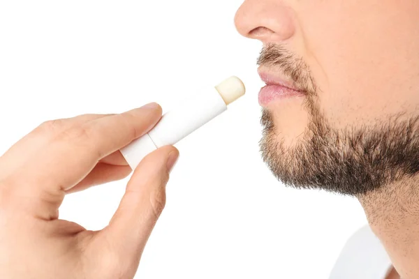 Ο άνθρωπος που εφαρμόζοντας υγιεινής lip balm, σε λευκό φόντο — Φωτογραφία Αρχείου