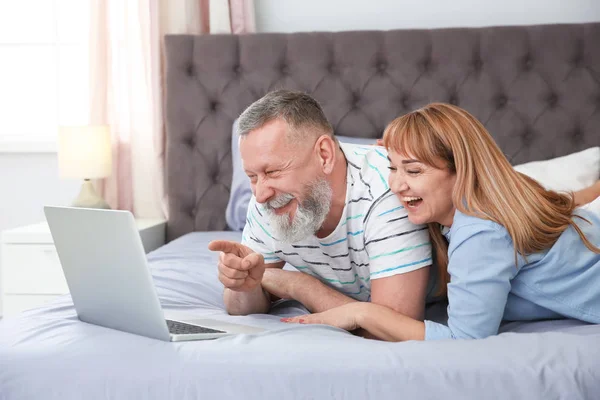 Érett Pár Használ Laptop Otthon Ágyon — Stock Fotó