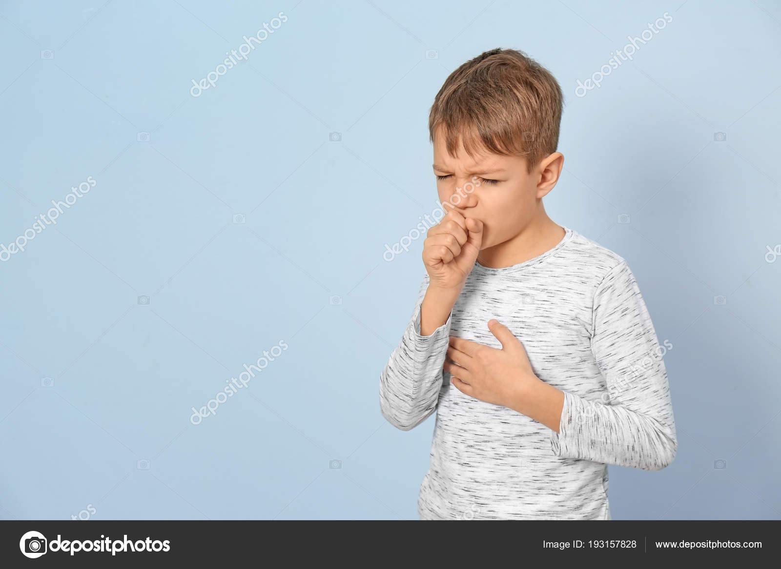 Простуда у ребенка. Ребенок кашляет. Ребенок с носовым платком. Ребенок чихает. Ребенок кашляет.