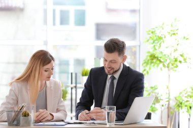 Office istemci ile çalışan genç Danışmanı